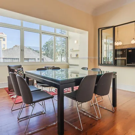 アパート Spacious 4bdr Graca River View By Lovelystay リスボン