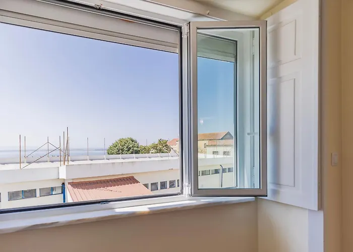 Spacious 4bdr Graca River View By Lovelystay Διαμέρισμα