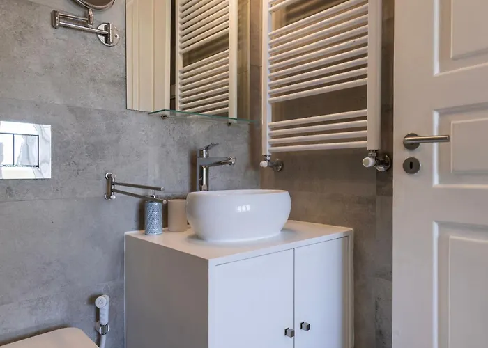 Spacious 4bdr Graca River View By Lovelystay Διαμέρισμα *