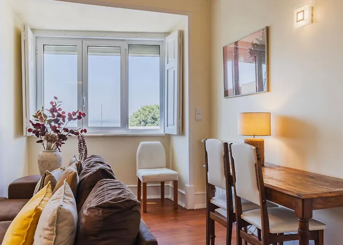 Διαμέρισμα Spacious 4bdr Graca River View By Lovelystay *