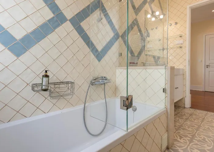 Spacious 4bdr Graca River View By Lovelystay Διαμέρισμα *